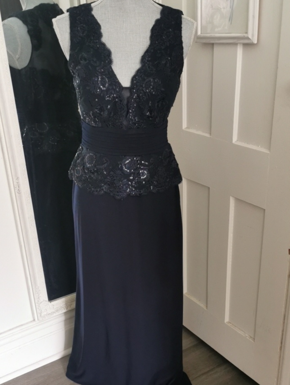 Cachet Navy Sequined Formal Lace V-Neck Maxi Dress Special Occasion. Size 6